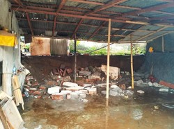 Diguyur Hujan Deras, Tembok Garasi di Karangasem Jebol Timpa Dua Mobil