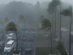 Viral Hujan Angin Kencang Terekam Video di Jakut sampai Pohon Bergoyang