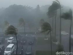Detik-detik Truk Kontainer Terguling Disapu Tornado di AS