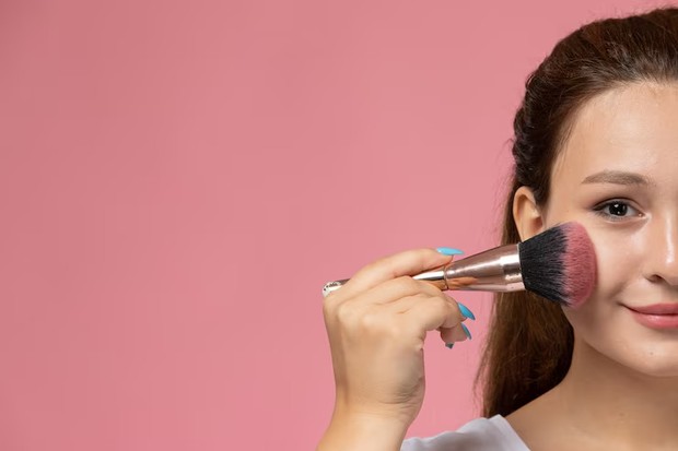 Ilustrasi Aplikasi Blush/ Foto: Freepik/KamranAydinov Ilustrasi Aplikasi Blush/ Foto: Freepik/KamranAydinov