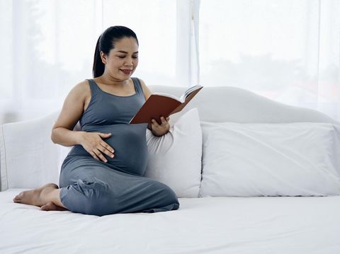 Ilustrasi Ibu Hamil Membaca Buku