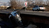 Jalanan di Turki Pecah Akibat Gempa, Mobil-mobil Terperosok