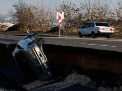 Jalanan di Turki Pecah Akibat Gempa, Mobil-mobil Terperosok