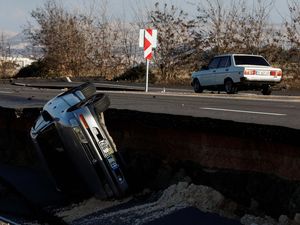 Jalanan di Turki Pecah Akibat Gempa, Mobil-mobil Terperosok Jalanan di Turki Pecah Akibat Gempa, Mobil-mobil Terperosok