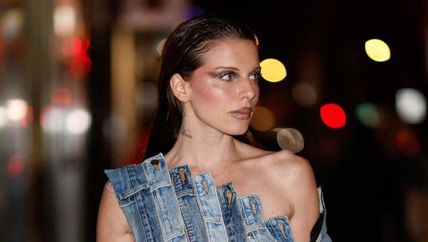 Foto: Julia Fox Pakai Denim Recycle Seksi Lagi, Sisi Samping Terekspos