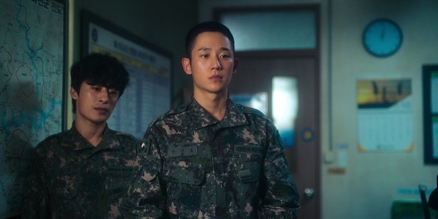 Jung Hae In dan Koo Kyo Hwan di drama D.P/Foto: dramabeans.com Jung Hae In dan Koo Kyo Hwan di drama D.P