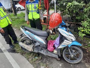 Terobos Lampu Merah di Lingkar Kudus Mejobo, Pemotor Dihajar Elf Terobos Lampu Merah di Lingkar Kudus Mejobo, Pemotor Dihajar Elf