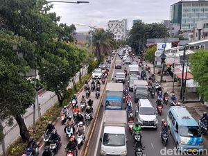 Jalan Daan Mogot Jakbar Macet, Kendaraan Terobos Jalur TransJakarta