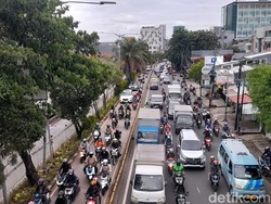 Jalan Daan Mogot Jakbar Macet, Kendaraan Terobos Jalur TransJakarta