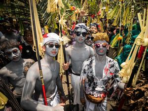 Kemeriahan Tradisi Mewarnai Diri Untuk Usir Roh Jahat di Bali