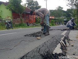 Duh, Jalan Ir Soekarno Klaten Rusak gegara Truk Uruk Tol Nekat Lewat