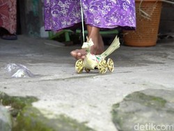 Melihat Kampung Jekikrek di Lamongan yang Eksis Produksi Mainan Tradisional