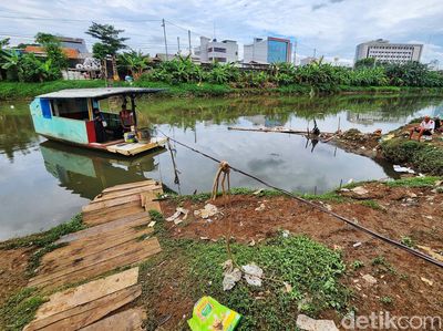 Masih Ada Lho Perahu Eretan di Pusat Jakarta