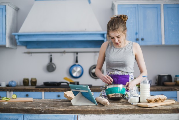 Mencoba Resep yang Selama Ini Cuma Kamu Simpan di Playlist