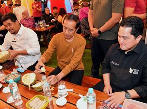 Momen Asyiknya Jokowi Makan Durian di Medan