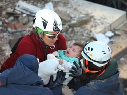 Momen Dramatis Evakuasi Ibu dan Bayi dari Reruntuhan Gempa Turki