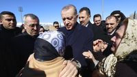 Momen Presiden Erdogan Temui Korban Gempa Turki