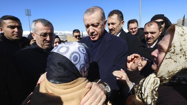 Momen Presiden Erdogan Temui Korban Gempa Turki