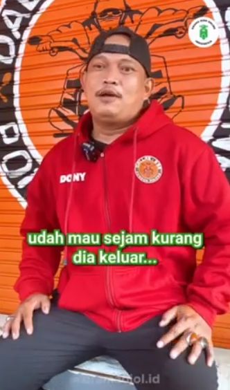 Antar Pesanan Takoyaki, Ojol Ini Disuruh Tunggu Pelanggan Bercinta