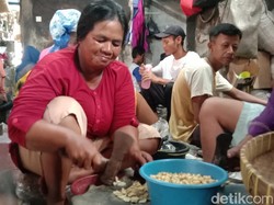 Cerita Penumbuk Biji Melinjo di Indramayu yang Hidupi 9 Anak