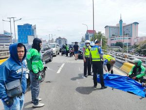Tabrak Pajero Mogok di Flyover Grogol, Pemotor Tewas Terlindas Mobil Derek