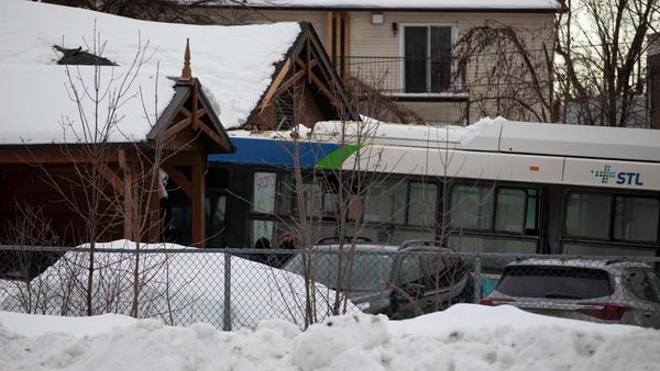 Penampakan Bus yang Tabrak Pusat Penitipan Anak di Kanada