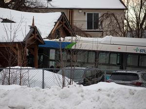 Penampakan Bus yang Tabrak Pusat Penitipan Anak di Kanada