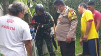 Detik-detik TNI Penerjun Payung Nyasar ke Rumah Warga gegara Angin Kencang