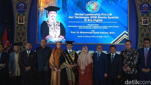 Potret Pengukuhan Prof M Syafii Antonio Guru Besar Ekonomi Islam, Dihadiri Mendag