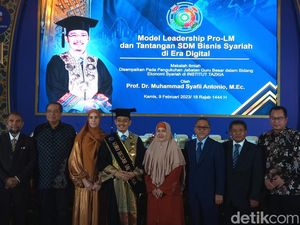 Potret Pengukuhan Prof M Syafii Antonio Guru Besar Ekonomi Islam, Dihadiri Mendag Potret Pengukuhan Prof M Syafii Antonio Guru Besar Ekonomi Islam, Dihadiri Mendag