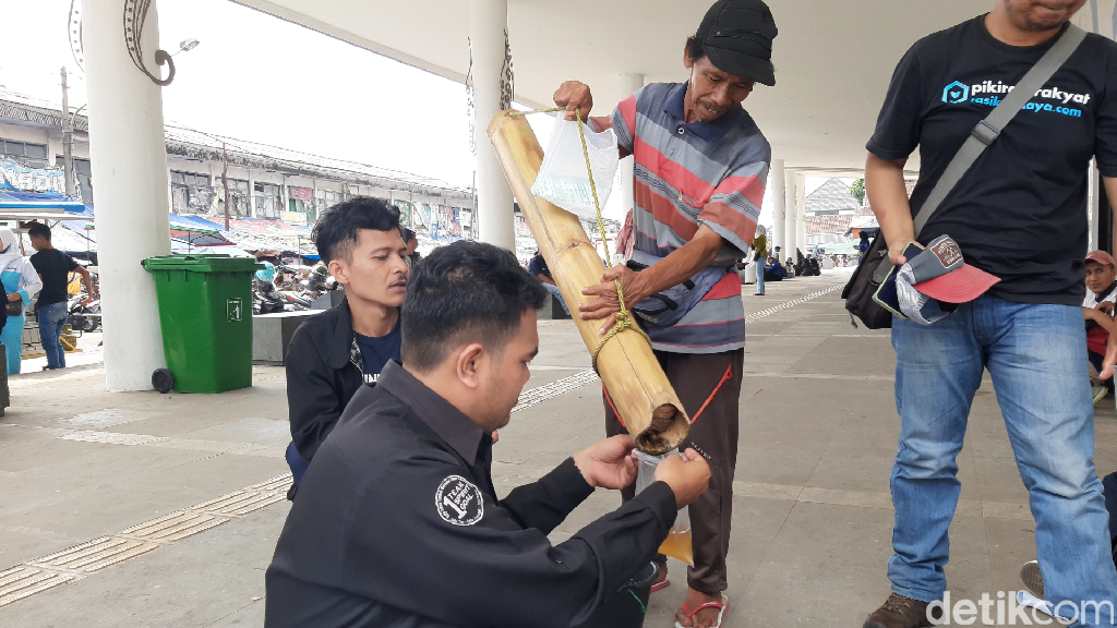 Penjual lahang atau air nira di Tasikmalaya.