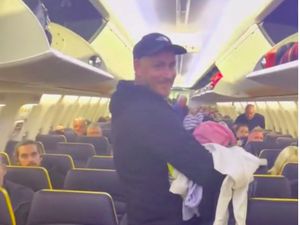 Koper Bengkak, Penumpang Ini Dipaksa Gendong Isinya ke Kabin Koper Bengkak, Penumpang Ini Dipaksa Gendong Isinya ke Kabin