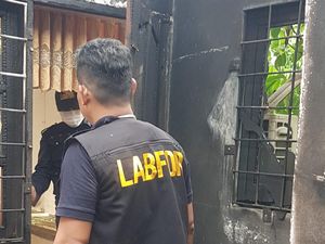 Diduga Peras Warga Rp 18 Juta, Eks Kapolsek Mapanget Dilapor ke Propam Diduga Peras Warga Rp 18 Juta, Eks Kapolsek Mapanget Dilapor ke Propam