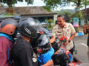 Peringati HPN, Wartawan-Bupati Bagi Bunga Kampanyekan Lawan Hoaks Peringati HPN, Wartawan-Bupati Bagi Bunga Kampanyekan Lawan Hoaks