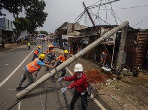 Evakuasi Tiang Listrik yang Roboh di Depok Akibat Angin Kencang