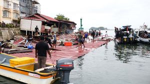 Potret Pencarian Korban Gempa Jayapura di Bangunan yang Ambruk ke Laut