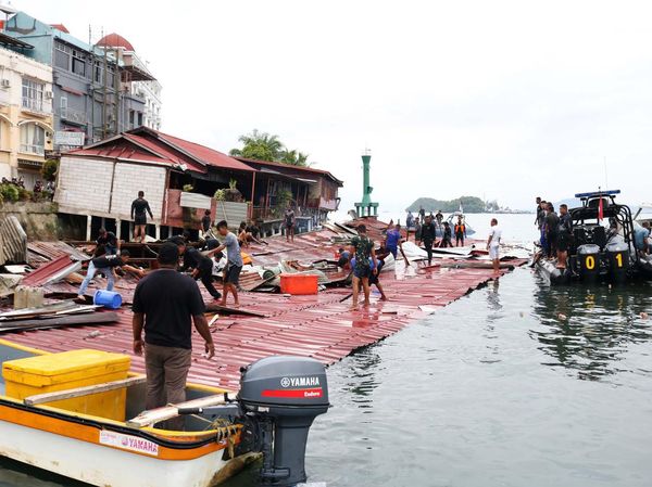 Potret Pencarian Korban Gempa Jayapura di Bangunan yang Ambruk ke Laut