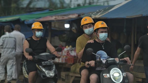 Potret TKA China di Sultra Bak Warlok, Belanja di Pasar hingga Naik Motor
