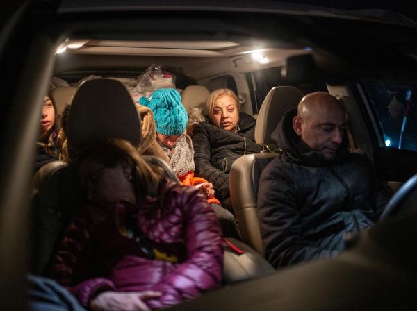 Potret Warga Selamat Gempa Turki Tidur di Mobil-Gelap Gulita