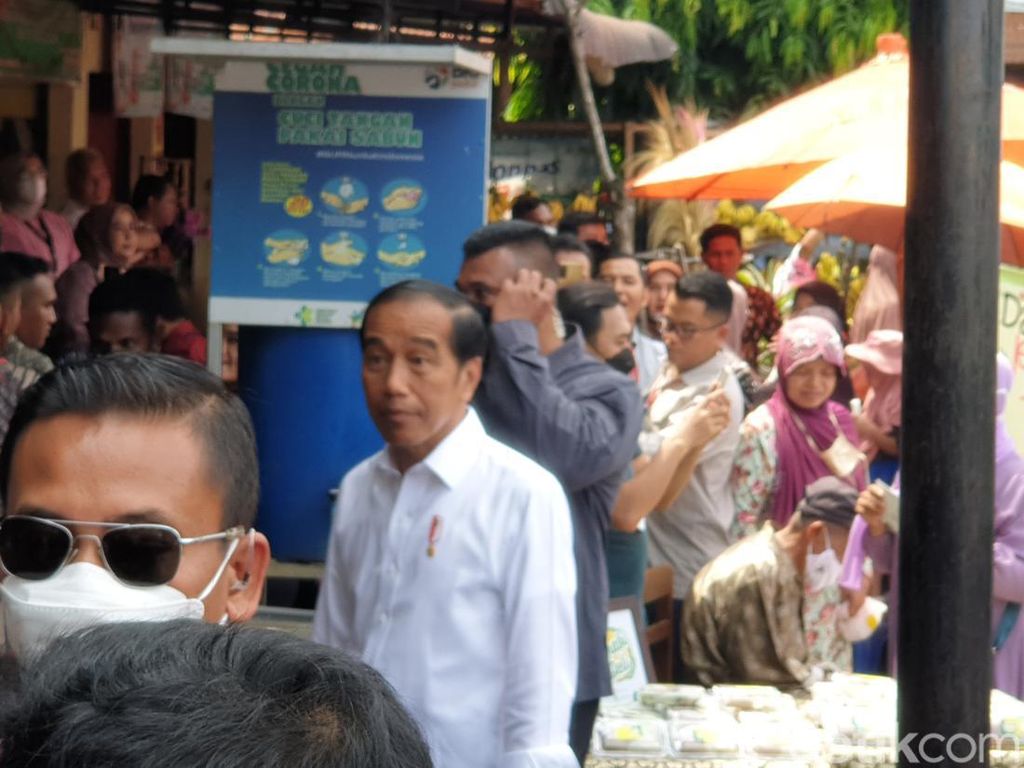 Jokowi Cek Pasar Bakti Medan, Sebut Harga Beras-Migor Masih Baik