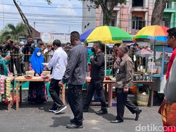 Jokowi Bagi-bagi Uang di Pasar Halat Medan