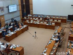 Legislator PDIP Minta Garuda Coret Titipan di Biaya Penerbangan Haji