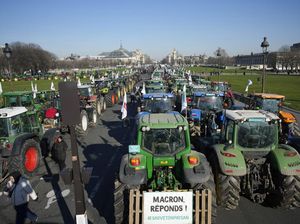 Ratusan Petani Bawa Traktor ke Paris, Protes Larangan Pestisida