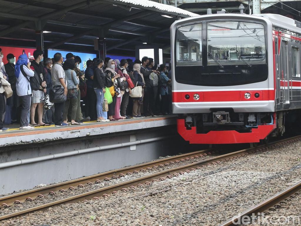 Potret Penumpang Tertahan Gegara KRL Rangkasbitung-Tanah Abang Anjlok Potret Penumpang Tertahan Gegara KRL Rangkasbitung-Tanah Abang Anjlok
