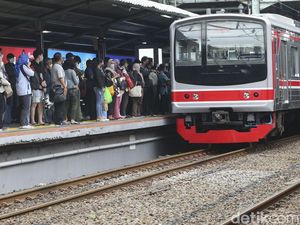 Potret Penumpang Tertahan Gegara KRL Rangkasbitung-Tanah Abang Anjlok Potret Penumpang Tertahan Gegara KRL Rangkasbitung-Tanah Abang Anjlok