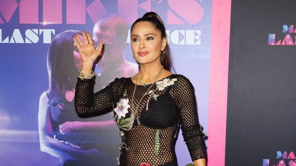 7 Gaya Salma Hayek Pakai Dress Jaring Transparan, Grogi Pamer Perut