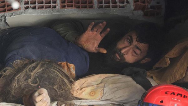 Sedih! Pria Ini Bertahan Hidup di Reruntuhan Samping Jenazah Istrinya