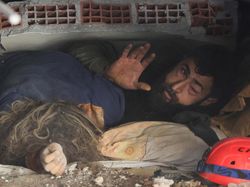 Sedih! Pria Ini Bertahan Hidup di Reruntuhan Samping Jenazah Istrinya