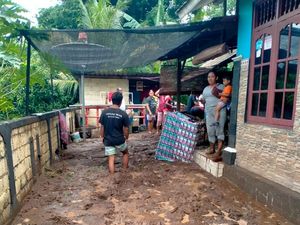 Hujan Semalaman, 40 Rumah di Desa Kalibukbuk Diterjang Banjir Bandang Hujan Semalaman, 40 Rumah di Desa Kalibukbuk Diterjang Banjir Bandang