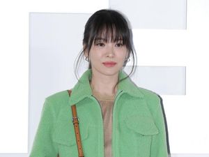 7 Potret Song Hye Kyo di Acara Fendi, Kecantikannya Tak Lekang Waktu
